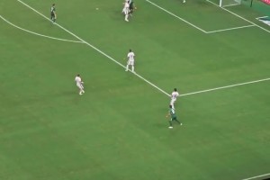 實拍：國安球迷剛質(zhì)疑乃比江打右路，后者便送出精準(zhǔn)逆足助攻??