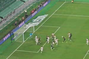 核心力量??！實拍：達萬暴力頭球破門，工體國安球迷高喊“NB”