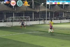 怪不得挨打！對方前鋒沒有沖撞的意思，你這門將給人家撩陰腿??