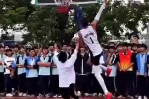 國(guó)內(nèi)野球場(chǎng)驚艷“文班亞馬” 背影看著真滴好像啊~