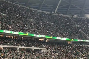 表明態(tài)度！實拍：工體北看臺國安球迷靜默抗議球隊近期表現(xiàn)??