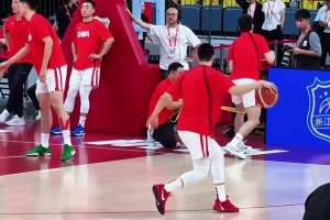 師承哈登？胡明軒賽前熱身竟然用出了后撤三步投籃??????