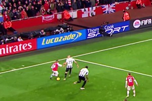 都是騎行發(fā)燒友！韋世豪為美女球迷親筆簽名??