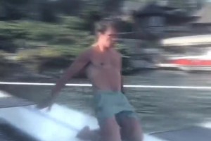 “帥是一種感覺！每個(gè)足球男生心中都有一個(gè)滑跪夢”