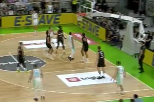 什么變態(tài)球感??東契奇被犯規(guī)后隨手一拋，打進逆天高打板2+1