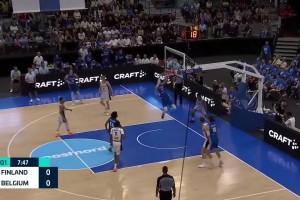 這讓人怎么防？東契奇過了半場一個掩護直接就三分出手了！