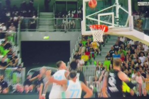 不愧傳球大師！東契奇大手一揮妙傳助攻順下的隊友上籃打進