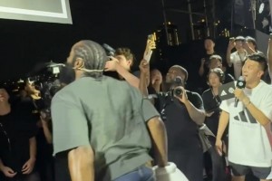 “哈登真是沒一點(diǎn)架子和球迷玩成一團(tuán)！??