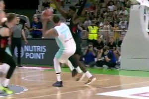 這就是減肥后的增益？！東契奇歐洲步失衡滯空！打進高難拋射??