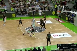 節(jié)奏變化！東契奇這三分手感也太好了吧 隨手一扔就進框里了