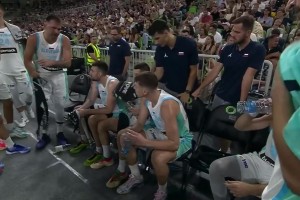 除了打球還得當教練！??東契奇在比賽暫停期間指導隊友