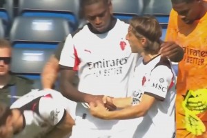 技驚四座！21歲小范博梅爾首秀邊路外腳背世界波，這角度也行？