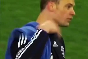 大力小新！諾伊爾的力量有多恐怖？看這次手拋球就知道了！