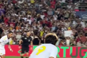 氛圍真不錯！C羅友誼賽完成帽子戲法后，與球迷一起Siu！