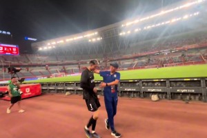 這身高差距有點(diǎn)大啊！曾經(jīng)的泰山隊(duì)“鋒霸”遇到如今的新生代門將