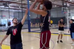 這你都會？湖人中鋒海斯，居然開始開發(fā)三分技能了