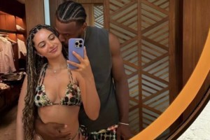 挺會玩！布朗尼和穿比基尼的女友自拍，穿的甚至是情侶色