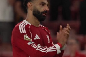 英超官推：薩拉赫最后一個(gè)離開球場，他含淚和球迷合唱若塔之歌