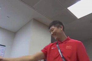 男籃賽后更衣室內(nèi)互相慶祝，大家都開(kāi)心的不得了！