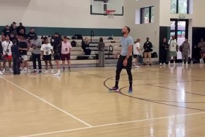 庫里訓(xùn)練營連續(xù)命中超遠(yuǎn)三分！