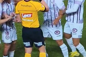 啥眼神？智利裁判把進(jìn)球判角球，在VAR提示下才算進(jìn)球有效??