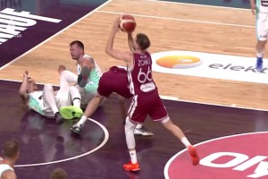 湖人管理層慌了！東契奇被隊友撞倒壓到膝蓋受傷，隨后返回更衣室??