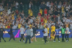 是哪個(gè)幸運(yùn)兒搶到了！C羅賽后謝場(chǎng)脫下了球衣扔向看臺(tái)