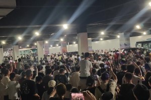 太瘋狂了！大批庫(kù)里球迷街頭狂奔 這場(chǎng)面堪比過(guò)年啊??????