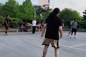 庫(kù)里菜鳥賽季幫隊(duì)友提行李，買吃喝，看起來(lái)有點(diǎn)疲勞