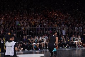 庫(kù)里連續(xù)命中LOGG三分，在球迷面前再次展現(xiàn)日天射程！