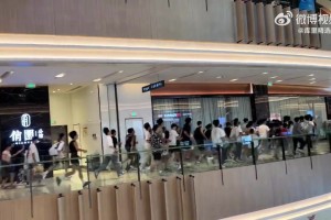 這就是超級(jí)巨星的人氣！重慶大批球迷涌入商場(chǎng)，只為將庫(kù)里一面