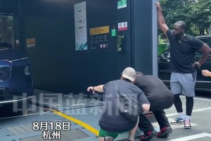 太好奇了哈！杰倫布朗蹲下來超仔細(xì)觀看新能源車換電過程~