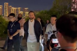 庫里老干部背手走路 像極了金州市長來重慶考察??????