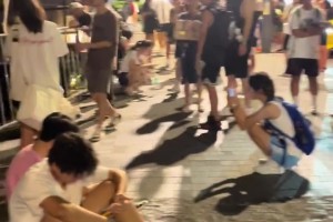 只為見偶像一面！庫里球迷在酒店蹲守 從下午一直等到晚上12點(diǎn)