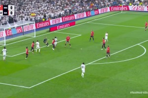 左路繼續(xù)造險！維尼修斯下底傳中，姆巴佩射門太正被抱住