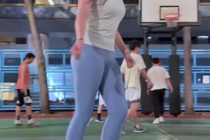 瑜伽褲有加成！??野球場(chǎng)肘姐：跟我一組，我來負(fù)責(zé)得分