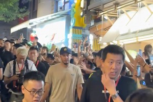 這就是頂流！庫(kù)里現(xiàn)身重慶景點(diǎn)十八梯??引得大批球迷高呼MVP