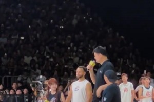 最萌身高差~庫(kù)里站在一旁想跟姚明比身高，瘋狂在挺胸??