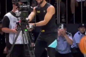 我們小學(xué)僧就是愛玩~庫(kù)里比賽期間強(qiáng)行把玩攝像師的機(jī)器??