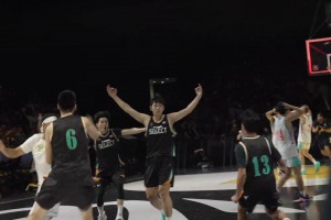 得吹一輩子??朱偉皓三分絕殺！對(duì)抱頭的庫(kù)里比出“晚安安”慶祝