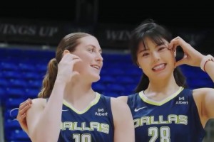 達(dá)拉斯飛翼拍攝全家福：李月汝雙馬尾全隊第一高度 佩奇坐C位