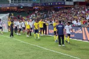 C羅離場時(shí)把亞軍獎(jiǎng)牌遞給了場邊的記者小姐姐