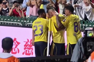 C羅哭了？打進(jìn)點球后，C羅激動慶祝掩面低頭