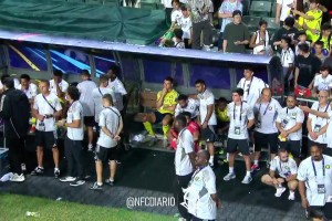 未能奪冠！高空鏡頭：C羅靜靜坐在替補席，沉默不語