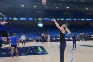 投籃動作很舒服啊！飛翼狀元佩奇能延續(xù)上場44分火熱狀態(tài)嗎??