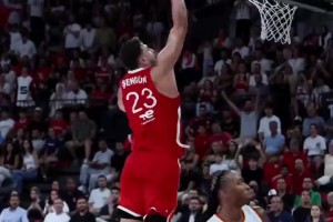 又進化了？申京熱身賽先封蓋對手三分 隨后送上反擊暴扣????