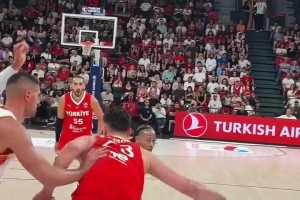 ??又壯了些？申京熱身賽輕松低位單吃武切維奇