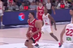 ??狀態(tài)爆表！申京熱身賽對陣黑山的兩記炸裂突破暴扣