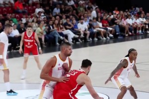 大屁股開路！??申京低位坐打武切維奇強硬勾手命中