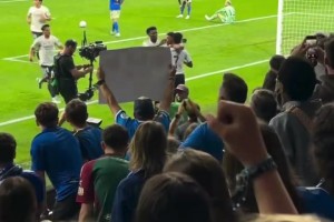 球迷實拍：維尼修斯對著裁判喋喋不休，姆巴佩趕緊捂著他的嘴